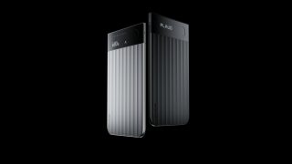 schwarzes und silbernes Gerät aufrecht nebeneinander