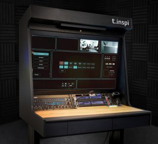 Blick auf das Inspizientensystem mit mehreren Displays und Schaltpulten