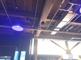 Blick an die Decke des Foyers mit den aufgehängten Lautsprechern