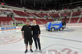 D.Live steht hinter neuen Robotern, die ab sofort das Eis im PSD Bank Dome pflegen.