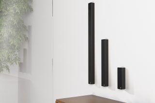 Die drei Varianten der Viro-C-Lautsprecher in schwarz nebeneinander an einer weißen Wand