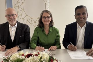 Die drei Vorsitzenden unterzeichnen die Vereinbarung.