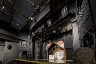 Bühne mit Lautsprechersystem