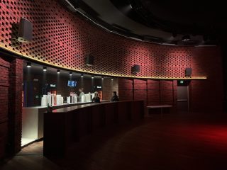 Club-Interieur, dunkel ausgeleuchtet