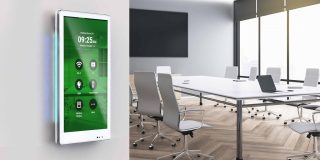 Touchpanel an der Wand in einem Besprechungsraum