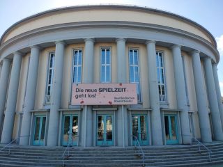 LED-Display über dem Eingang zeigt Beginn der neuen Spielzeit an