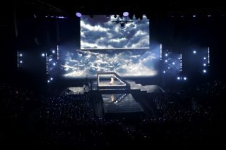Bühne mit LED-Walls, blau mit Wolken