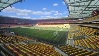 Blick ins Stadion von Le Mans über Tribünen und den Rasen