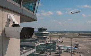 Kamera blickt über Flugfeld