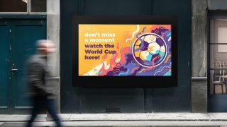 Mann läuft an Display mit Werbung für die FIFA WM vorbei