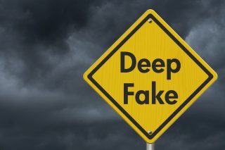 Gelbes Warnschild mit Aufschrift Deep Fake