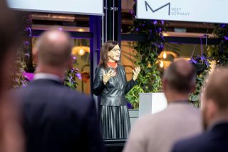 Tanja Schramm auf der Bühne bei Meet Germany