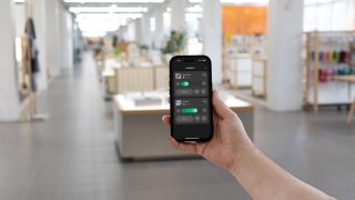 Hand hält Smartphone mit der SmartIP-Controller-App hoch