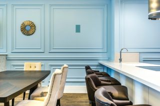 Schicker Besprechungsraum mit Lautsprecher dezent an der Wand