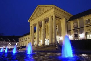 Blick aufs Kurhaus in Aachen bei Nacht