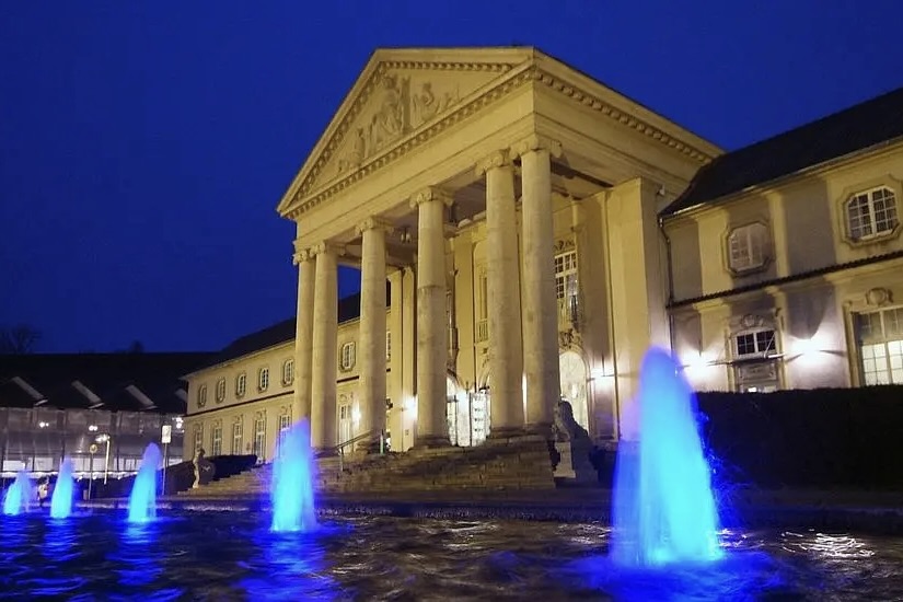 Blick aufs Kurhaus in Aachen bei Nacht