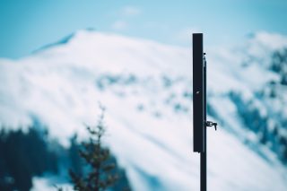 Säulenlautsprecher vor Bergkulisse