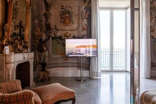 Edles Hotelzimmer mi Sessel und Fenrseher