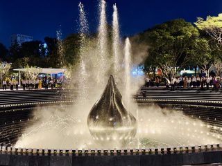 Beleuchteter Springbrunnen nachts im Park
