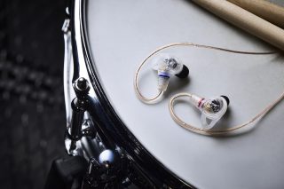 Ohrhörer auf Snare