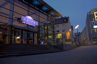 Kino nachts mit Leuchtreklame