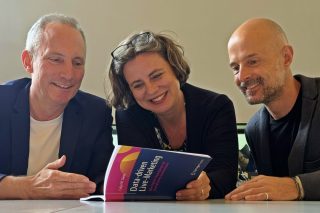 Die Autoren blättern durchs Buch
