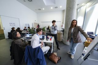 Gruppe von Studenten beim Hackathon