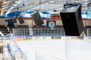 Eishockey-Spielfeld mit Lautsprechern an der Decke
