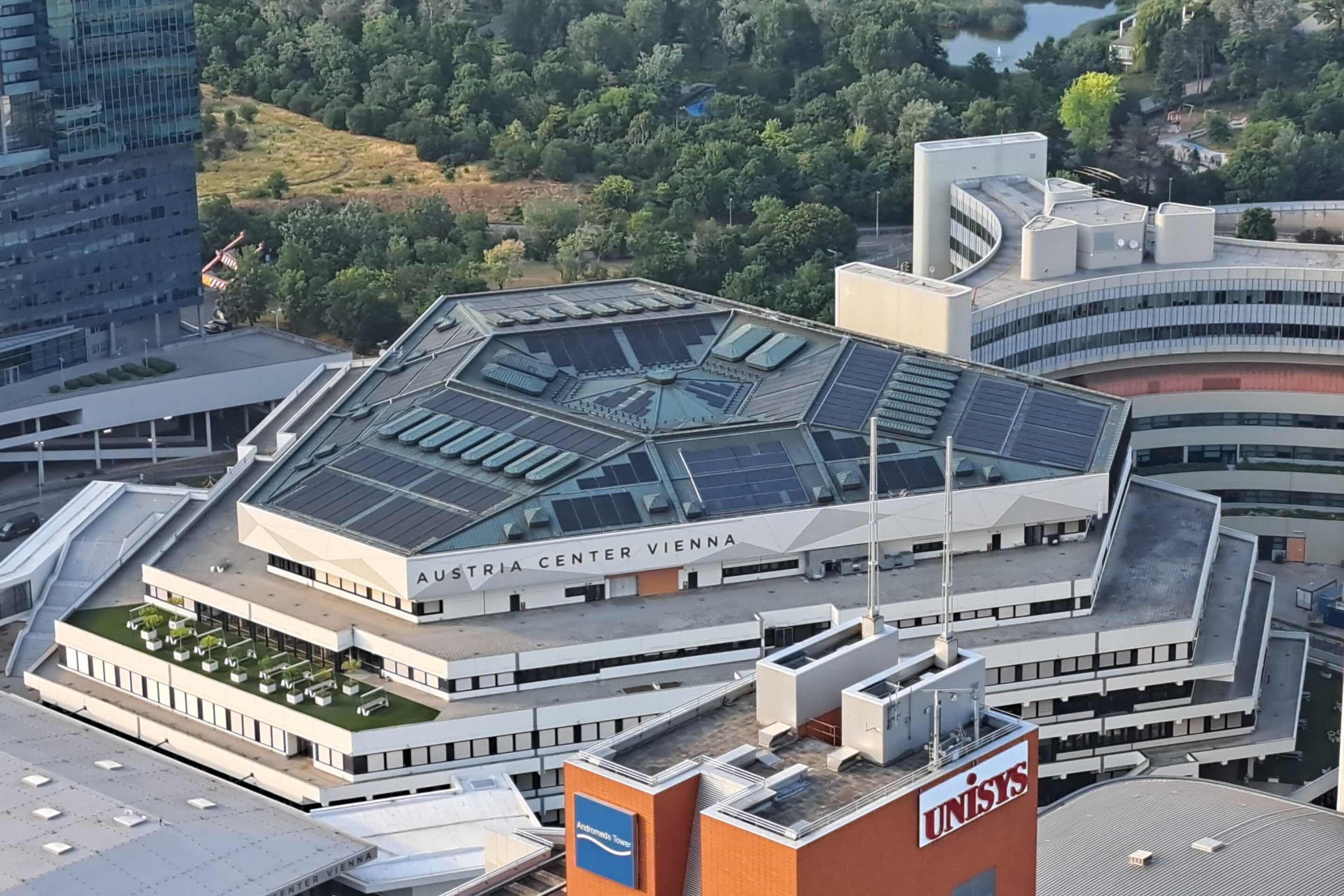 2.700 qm neue Photovoltaikanlage auf Austria Center Vienna