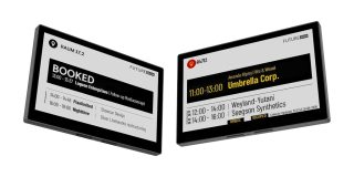 Zwei digitale Türschilder mit E-Ink-Anzeige, links in Schwarz-Weiß mit Raumnummer und Belegungsplan, rechts in Vierfarbdarstellung mit gelb hervorgehobenen Terminzeiten