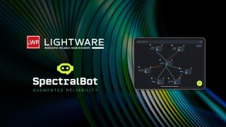 Logos von Lightware und SpectralBot neben einem Tablet, das eine Systemübersicht mit vernetzten Geräten zeigt.