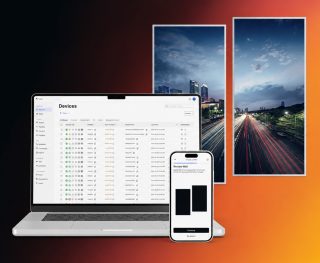 Smartphone vor Notebook-Bildschirm mit Datei-Browser vor zwei Hochkant-Displays