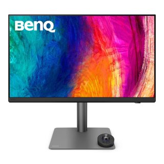 Freigestellte Frontansicht eines 27-Zoll-Monitors auf Standfuß mit farbigem Pinselstrich-Motiv auf dem Bildschirm, davor ein runder Bedienpuck.