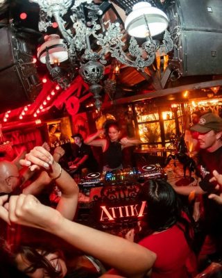 DJ-Pult und Gäste im Attika Bali mit installierten Crest-Audio-Lautsprechern oberhalb der Tanzfläche.