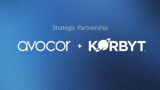 Logos von Avocor und Korbyt zur strategischen Partnerschaft im Bereich Digital Signage