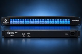 Front- und Rückansicht des schwarzen 19-Zoll-Rackgeräts PBR LIT von Black Lion Audio mit blau beleuchtetem Beschriftungsdisplay sowie USB- und Tastaturanschlüssen auf der Rückseite