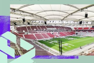 Stadionansicht mit leeren Tribünen, Rasen und Beschallung-Installation