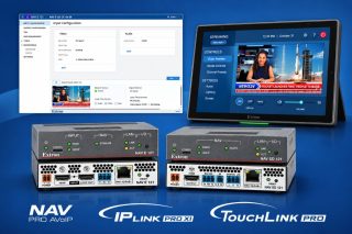 Extron-Touchpanel mit Videovorschau einer Nachrichtenquelle, daneben die Weboberfläche des NAV E 121 sowie die AV-over-IP-Geräte NAV E 121 und NAV SD 121