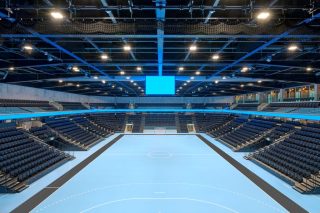 Innenansicht der Pilatus Arena in Kriens mit Spielfeld, Tribünen und Deckenkonstruktion.