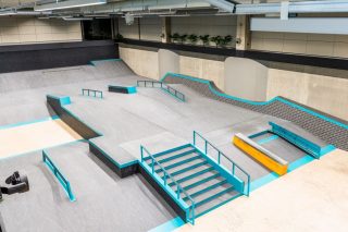 : Skatepark im GRIP Action Sports Hub in Tampere mit an Wänden und Pfeilern installierten Genelec Smart IP Lautsprechern