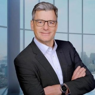 Porträt von Jens Miedek, Senior Vice President Sales – Media & Entertainment bei Qvest