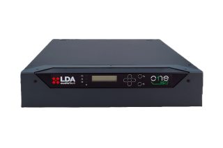 Flaches Rackgerät mit LCD-Display, Navigationstasten und Status-LEDs auf der Frontblende