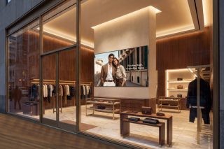 LG 110UH5Q-H als großformatiges 110-Zoll-Digital-Signage-Display in einem Modegeschäft
