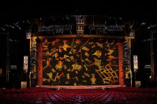 Bühne und Zuschauerraum von „Der König der Löwen“ im Stage Theater im Hafen in Hamburg mit installierter Beschallungstechnik.