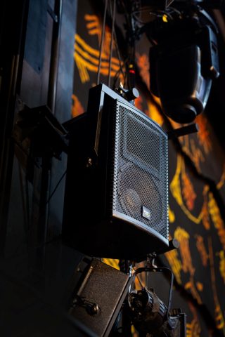 KV2-Lautsprecher im Bühnenbereich von „Der König der Löwen“ im Stage Theater im Hafen in Hamburg