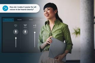 Eine Frau mit Tablet vor einer eingeblendeten Benutzeroberfläche von Nureva Console mit Mikrofon- und Voice-Lift-Einstellungen; darüber steht die Frage „How do I make it easier for all voices to be heard clearly?“