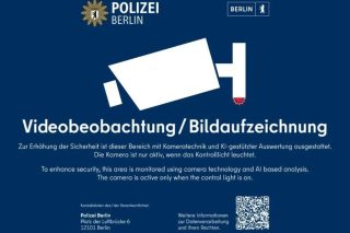 Symbolbild von Kamera auf blauem Hintergund auf einer Landingpage der Polizei Berlin