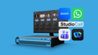Ein blaues Rackgerät mit QuickLink-Schriftzug vor einem Monitor mit der StudioEdge-Oberfläche und vier Teilnehmerbildern, daneben die Logos von Zoom, WhatsApp, StudioCall, Microsoft Teams und Webex