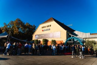 Gäste des COMM-TEC S14 Solutions Day vor der Phoenixhalle in Stuttgart