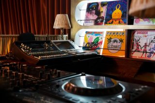 DJ- und Audiotechnik im Studio IV von Mollie’s in den Old Granada Studios in Manchester